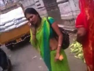 Marwadi Aunty In Green Saree Navel Show In Public